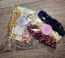 將圖片載入圖庫檢視器 Scrunchies
